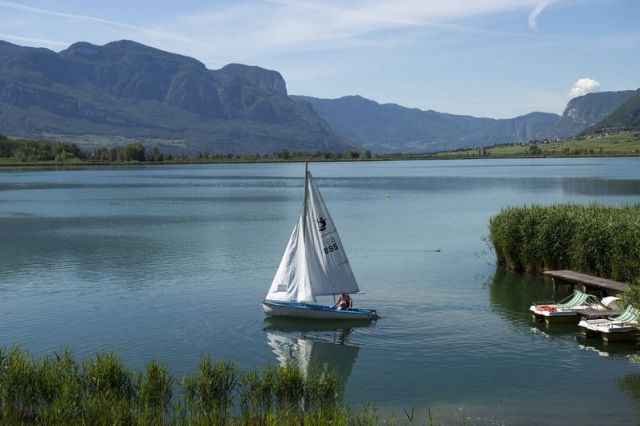 Kalterer-See-mit-Segelboot-Quelle-Helmuth-Rier