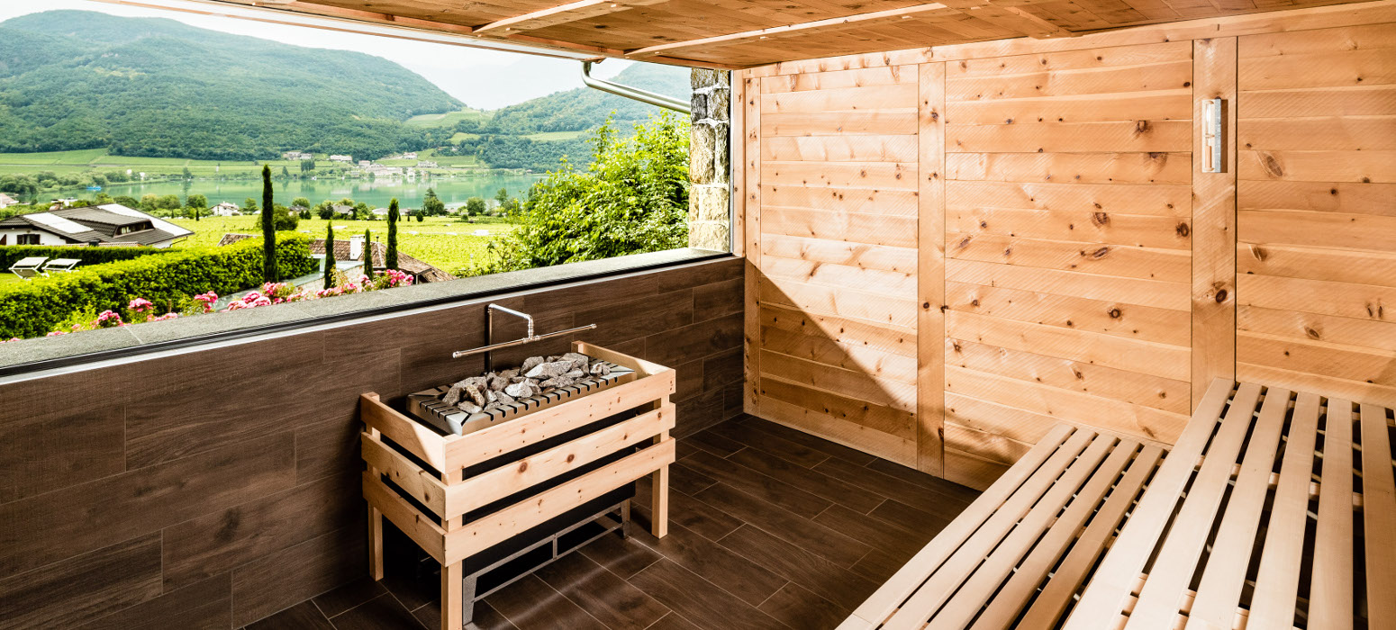 Wellnesshotel Kaltern - Sauna mit Seeblick Hasslhof