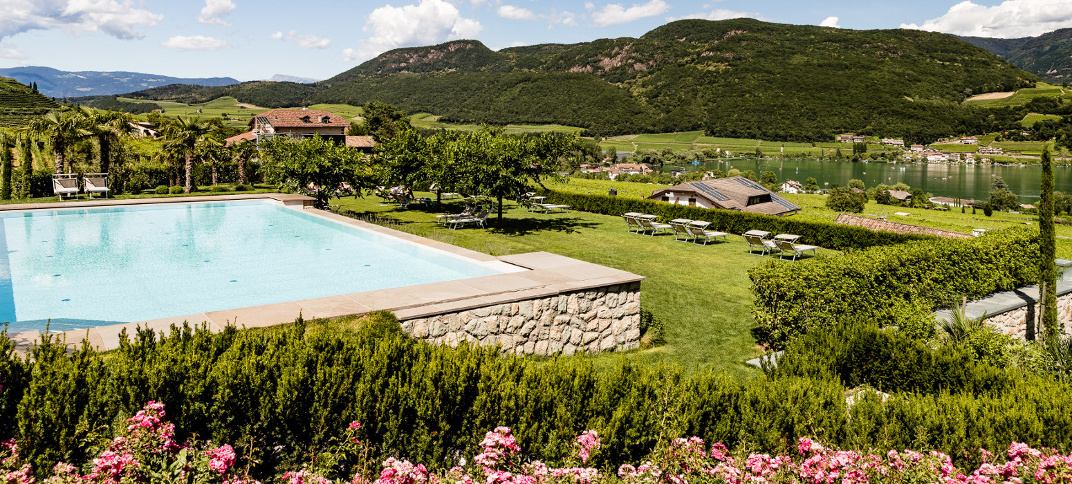 Liegewiese im Hotel in Kaltern Südtirol, mit Seeblick und Infinity Pool