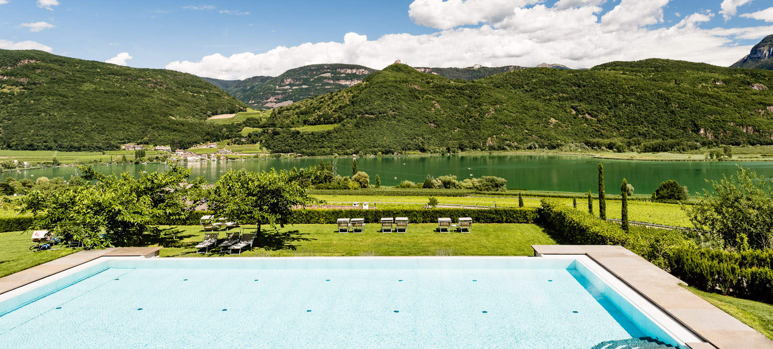 Hotel Kalterer See - Liegewiese mit Seeblick