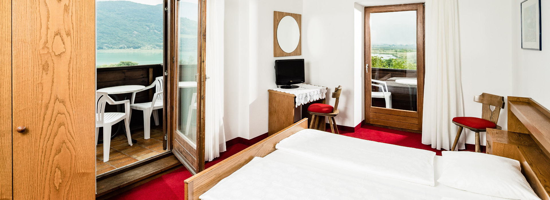 Zimmer mit Seeblick im Hasslhof Hotel Kaltern am See