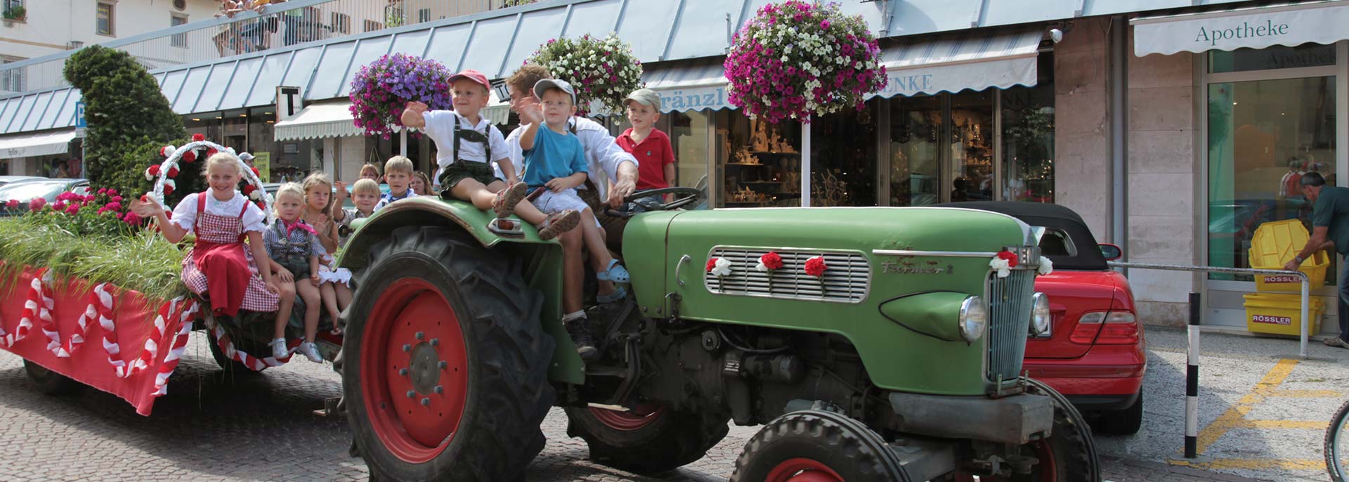 Umzug in Kaltern - Kinder auf Traktor - Urlaub in Kaltern am See