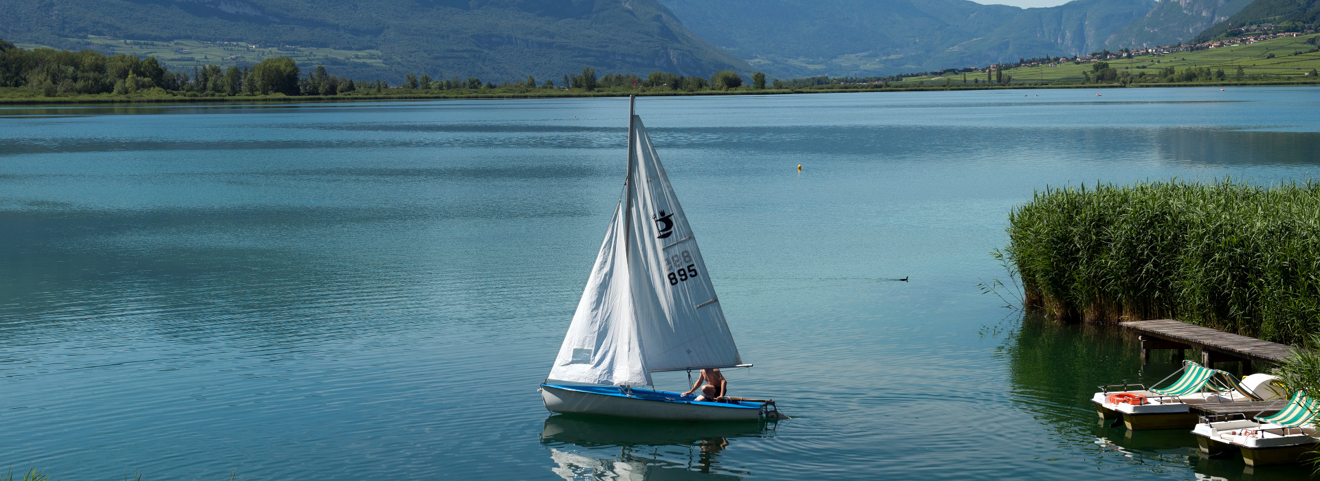 Segelboot auf dem Kalterer See - Urlaubsstimmung mit Seeblick im Hotel am Kalterer See